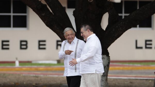 El presidente de México, Andrés Manuel López Obrador, y el mandatario de Guatemala, Bernardo Arévalo - Sputnik Mundo