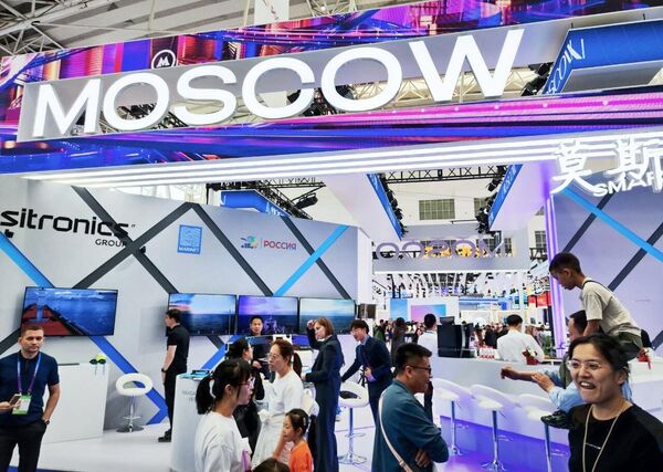 Visitantes observan la presentación de la capital rusa, Moscú, durante la EXPO en Harbin. - Sputnik Mundo