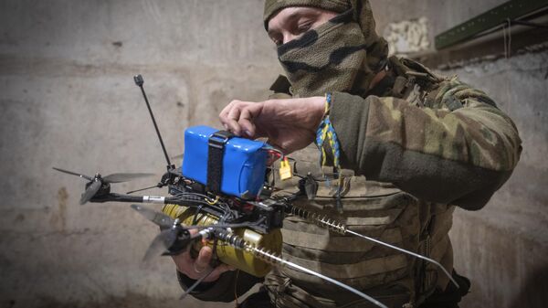Un militar ucraniano con un dron - Sputnik Mundo