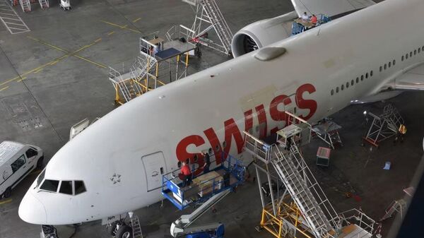 El proceso de instalación de la lámina AeroSHARK en un avión de línea aérea Swiss - Sputnik Mundo