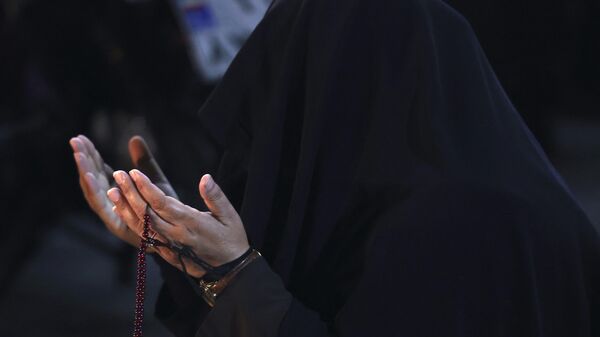 Una mujer en Irán reza por Ebrahim Raisi - Sputnik Mundo