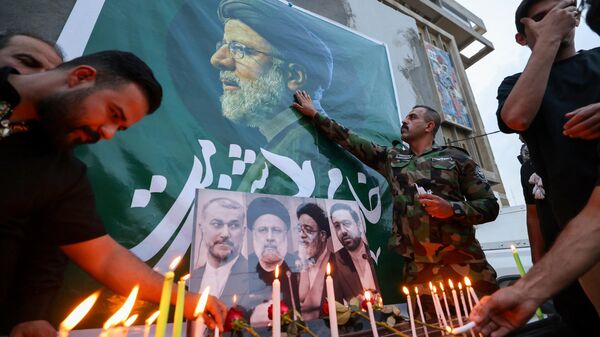 Iraníes colocan veladoras y flores en memoria del presidente Ebrahim Raisi - Sputnik Mundo