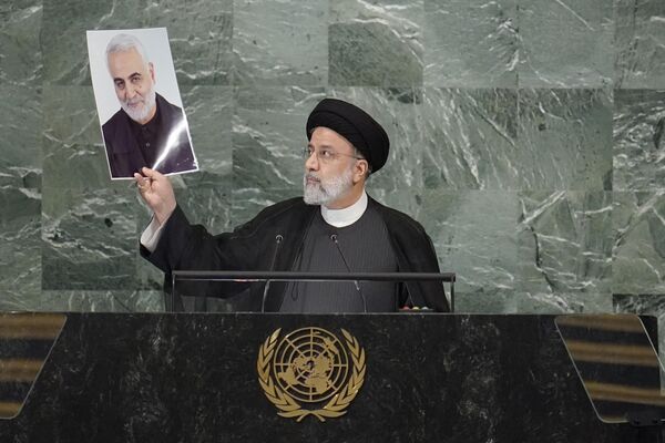 Raisi sostiene una foto del asesinado general iraní Qasem Soleimani mientras se dirige a la 77ª sesión de la Asamblea General de las Naciones Unidas, el 21 de septiembre de 2022. - Sputnik Mundo