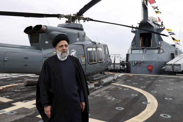 Raisi visita una exhibición de las capacidades de la Armada de la Guardia Revolucionaria de Irán, el 2 de febrero de 2024. - Sputnik Mundo