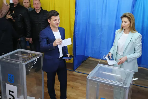 Volodymyr Zelenskyj, con la moglie Elena, durante la votazione in un seggio elettorale il giorno del secondo turno delle elezioni presidenziali in Ucraina. - Mondo Sputnik