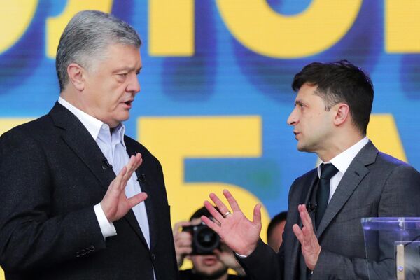 El entonces presidente en funciones y candidato presidencial de Ucrania, Petro Poroshenko, y Volodímir Zelenski, durante un debate, el 19 de abril de 2019. - Sputnik Mundo