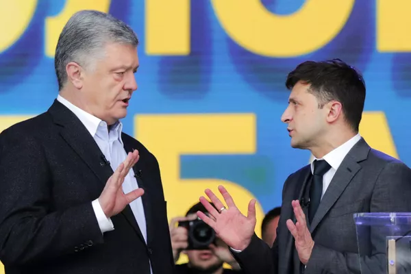 L'allora presidente ad interim e candidato presidenziale dell'Ucraina, Petro Poroshenko, e Volodymyr Zelenskyj, durante un dibattito, il 19 aprile 2019. - Sputnik Mondo