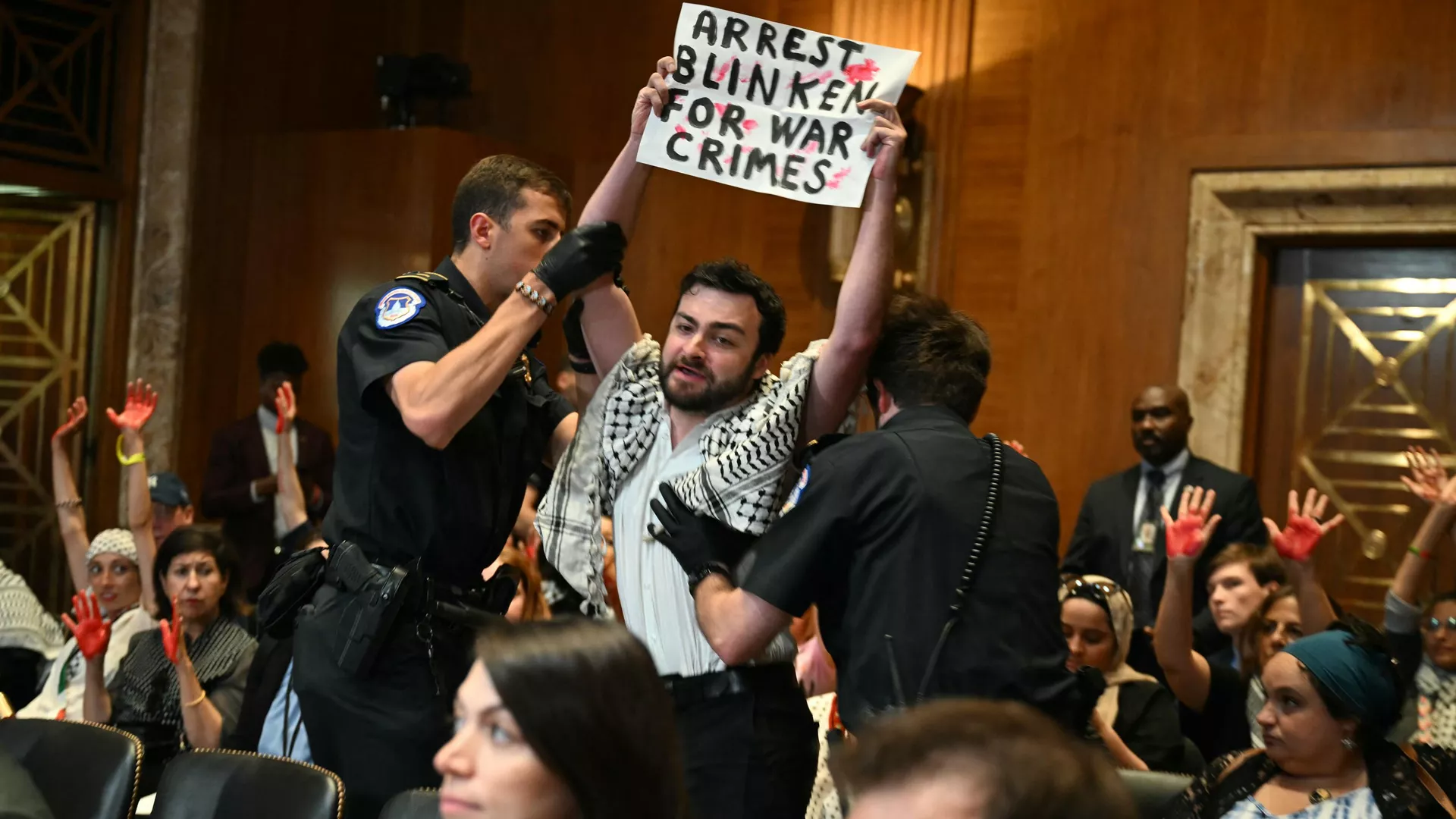 Un manifestante pro-Palestina interrumpe el discurso del secretario de Estado de EEUU, Antony Blinken, en el Senado - Sputnik Mundo, 1920, 21.05.2024