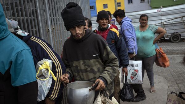 Argentinos en espera para recibir una comida gratis proporcionada por el comedor comunitario de la Casa Comunitaria del Fondo en el popular barrio de Padre Carlos Mugica en Buenos Aires, Argentina (archivo)  - Sputnik Mundo