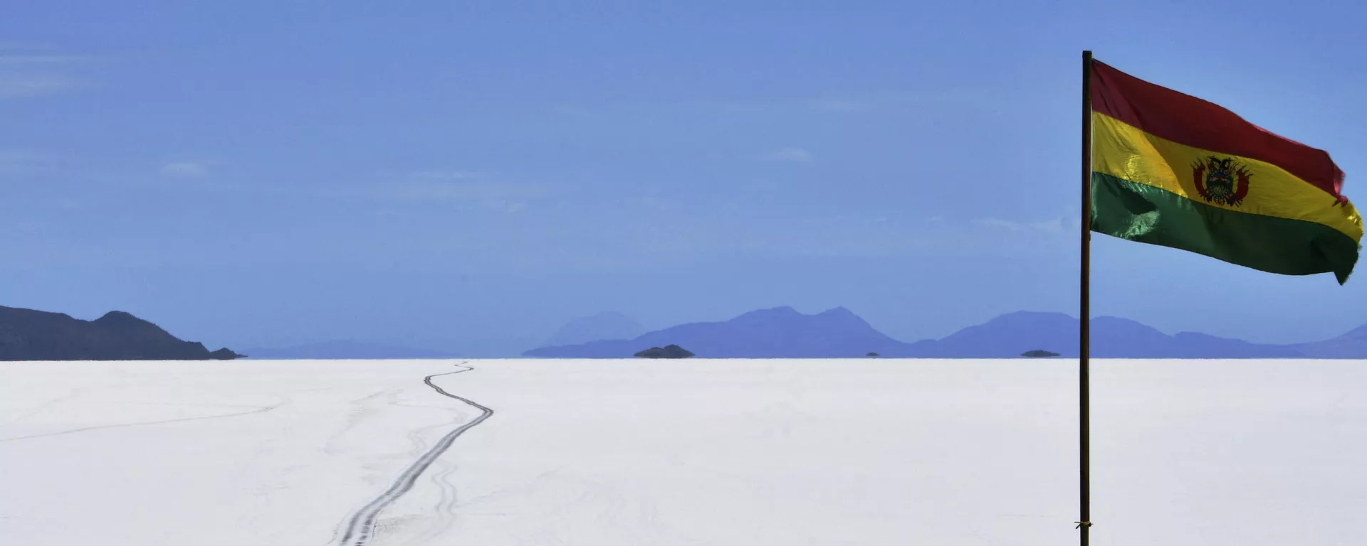 Una bandera boliviana ondea al viento en el salar de Uyuni, Bolivia, el 16 de octubre de 2022.  - Sputnik Mundo, 1920, 22.05.2024