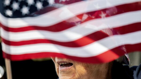 Un miembro del Movimiento de Restauración 1776 canta el Himno Nacional de Estados Unidos frente al Tribunal de Distrito de Estados Unidos.  - Sputnik Mundo