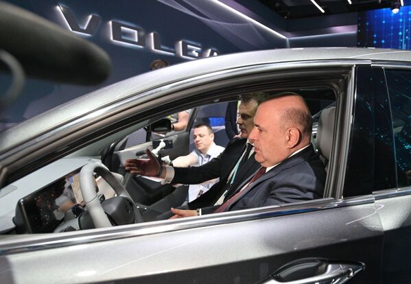 El primer ministro ruso, Mijaíl Mishustin, dentro de un Volga C40. - Sputnik Mundo