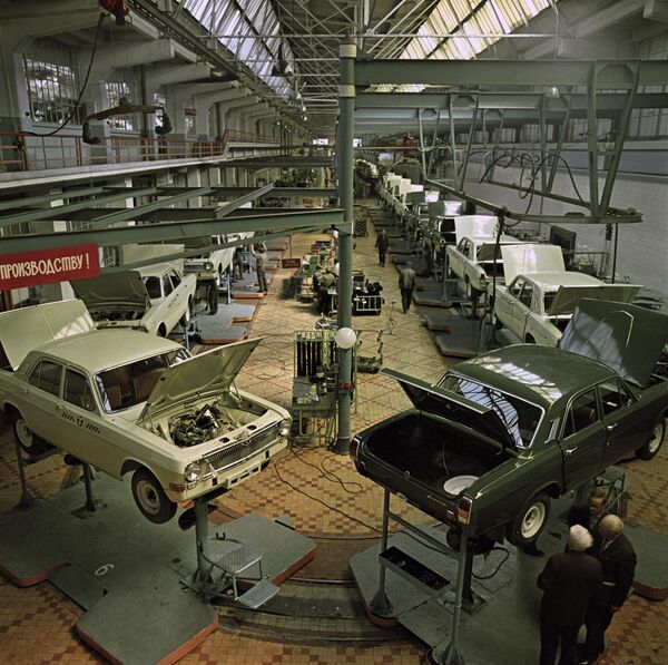 El taller de montaje de la Planta de Automóviles de Gorki en el año 1974, donde se fabricaban automóviles de la marca Volga. - Sputnik Mundo