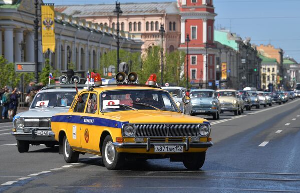 La producción del GAZ-21 continuó hasta el 15 de julio de 1970. Este modelo fue sustituido por el GAZ-24 Volga.En la foto: un GAZ-24 Volga circula por Nevsky Prospekt durante un desfile de vehículos retro en San Petersburgo. - Sputnik Mundo