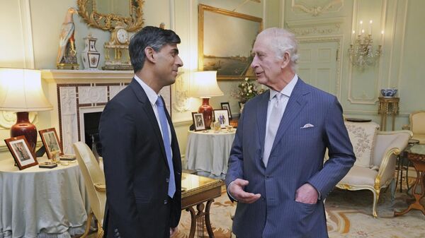 El rey Carlos III y el primer ministro británico, Rishi Sunak, conversan durante su reunión en el Palacio de Buckingham, Londres, el 21 de febrero, 2024 - Sputnik Mundo