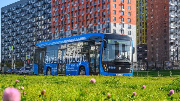 Un autobús eléctrico en Moscú, Rusia - Sputnik Mundo