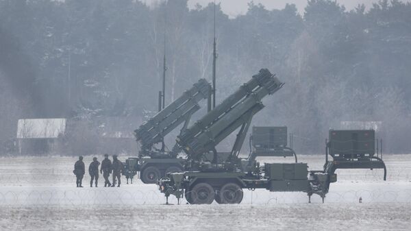 Lanzadores de misiles Patriot adquiridos en Estados Unidos el año pasado se ven desplegados en Varsovia, Polonia, el 6 de febrero de 2023 - Sputnik Mundo