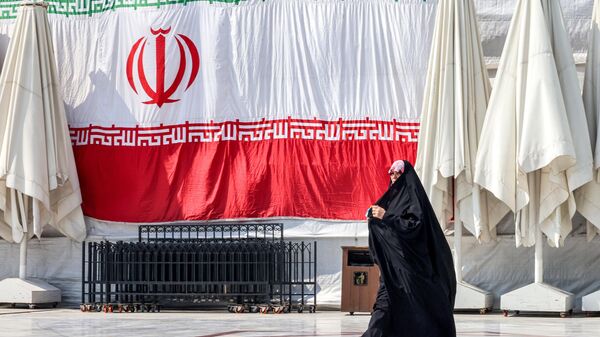 Una mujer pasa sobre las calles de Teherán, la capital de Irán - Sputnik Mundo