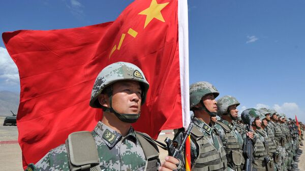 Un soldado chino sostiene una bandera china durante las maniobras militares en la zona de entrenamiento Edelweiss cerca Biskek, el 19 de septiembre de 2016.   - Sputnik Mundo