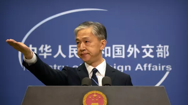Wang Wenbin, portavoz del Ministerio de Asuntos Exteriores de China, gesticula durante una sesión informativa diaria en el Ministerio de Asuntos Exteriores en Pekín, el 24 de julio de 2020  - Sputnik Mundo