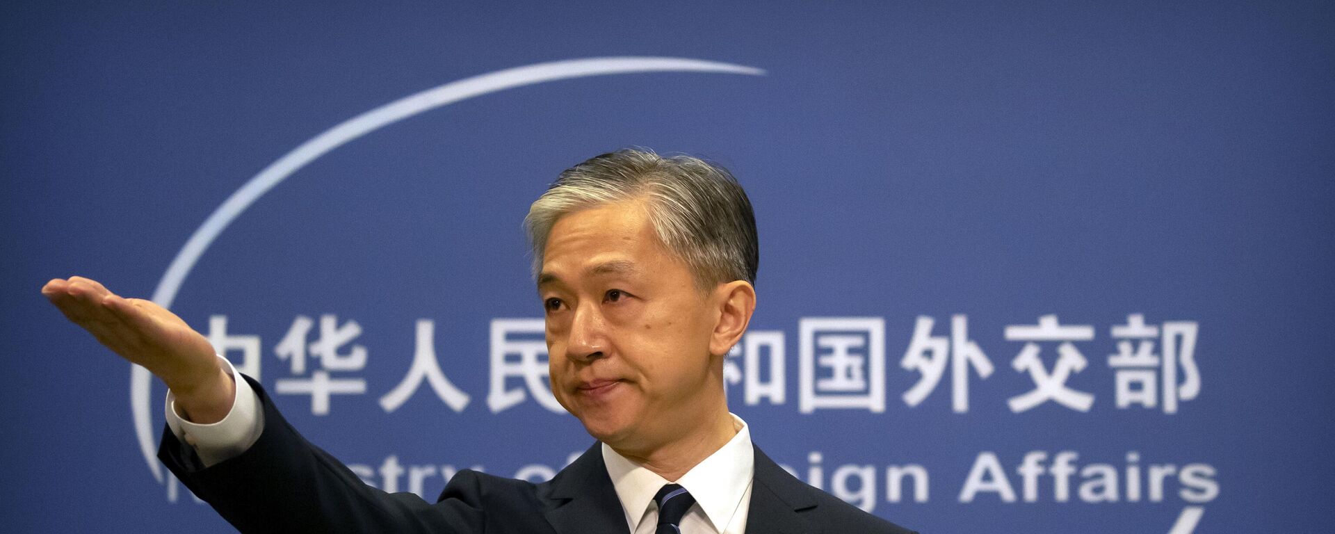 Wang Wenbin, portavoz del Ministerio de Asuntos Exteriores de China, gesticula durante una sesión informativa diaria en el Ministerio de Asuntos Exteriores en Pekín, el 24 de julio de 2020  - Sputnik Mundo, 1920, 23.05.2024