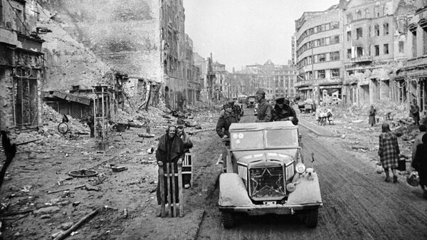  Soldados soviéticos en el Berlín liberado, 1945 (foto de archivo) - Sputnik Mundo