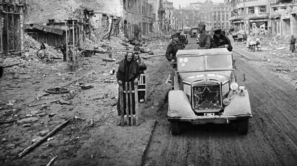  Soldados soviéticos en el Berlín liberado, 1945 (foto de archivo) - Sputnik Mundo