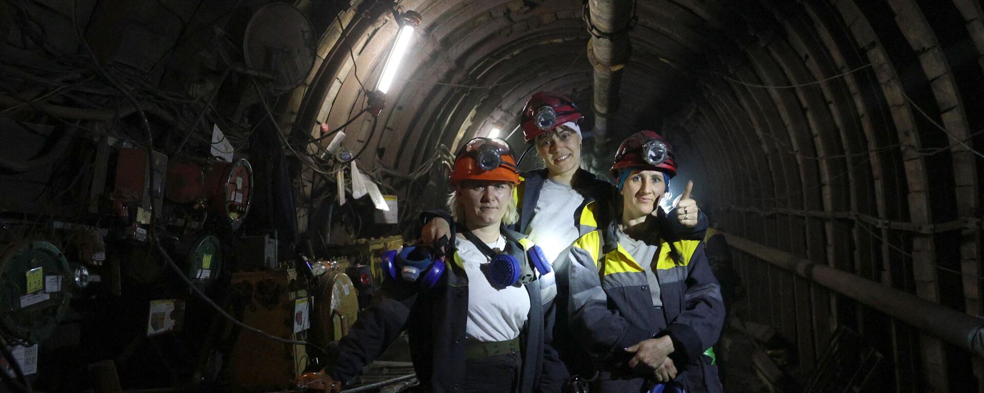 Una operaria de cinta transportadora y dos electricistas mineras posan en la zona de extracción en una de las minas de carbón en la región de Dnepropetrovsk, el 27 de febrero de 2024  - Sputnik Mundo, 1920, 23.05.2024