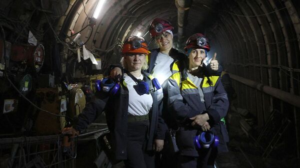 Una operaria de cinta transportadora y dos electricistas mineras posan en la zona de extracción en una de las minas de carbón en la región de Dnepropetrovsk, el 27 de febrero de 2024  - Sputnik Mundo