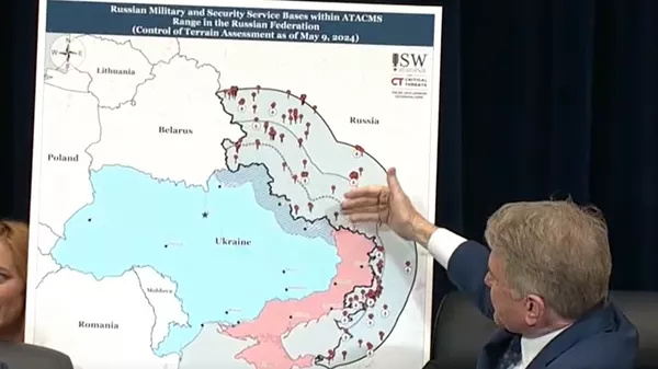 El jefe del Comité de Asuntos Exteriores de la Cámara de Representantes de EEUU, Michael McCaul, le muestra al secretario de Estado del país, Antony Blinken, un mapa del territorio ruso con una zona que pueden alcanzar los misiles Atacms suministrados por Washington, el 22 de mayo, 2024 - Sputnik Mundo