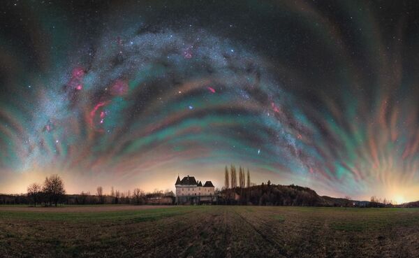 La foto Atmospheric fireworks (Fuegos artificiales atmosféricos) de Julien Looten.La vista panorámica abarca 180° en Francia, mostrando todo el arco de la Vía Láctea. - Sputnik Mundo