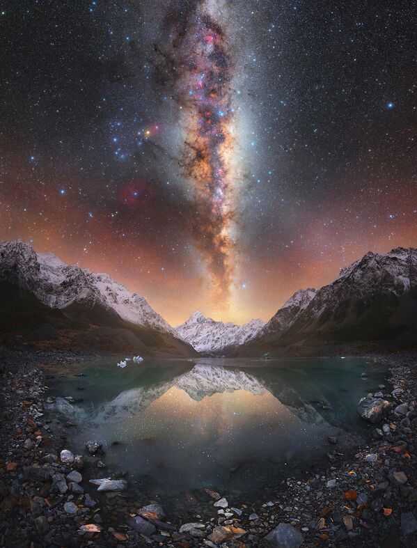 La foto Lightning lake (Lago del Rayo) de Tom Rae.La imagen muestra el monte Aoraki, también conocido como monte Cook, en una noche de invierno, bajo la luz de la Vía Láctea que atraviesa el paisaje. - Sputnik Mundo