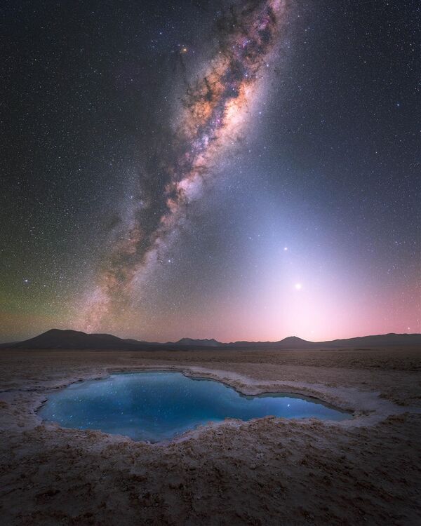 La imagen Blue lagoon under the stars (Laguna Azul Bajo las Estrellas), del fotógrafo Yuri Beletski.La foto fue tomada en uno de los rincones remotos del desierto de Atacama, en Chile. - Sputnik Mundo