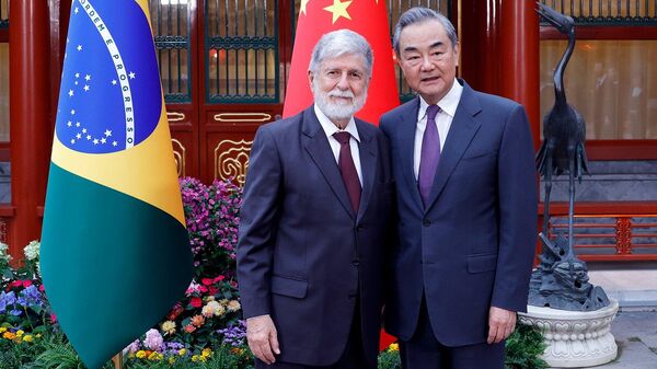 El asistente especial del presidente de Brasil para Asuntos Internacionales, Celso Amorim, y el ministro de Exteriores de China, Wang Yi, el 23 de mayo, 2024 - Sputnik Mundo