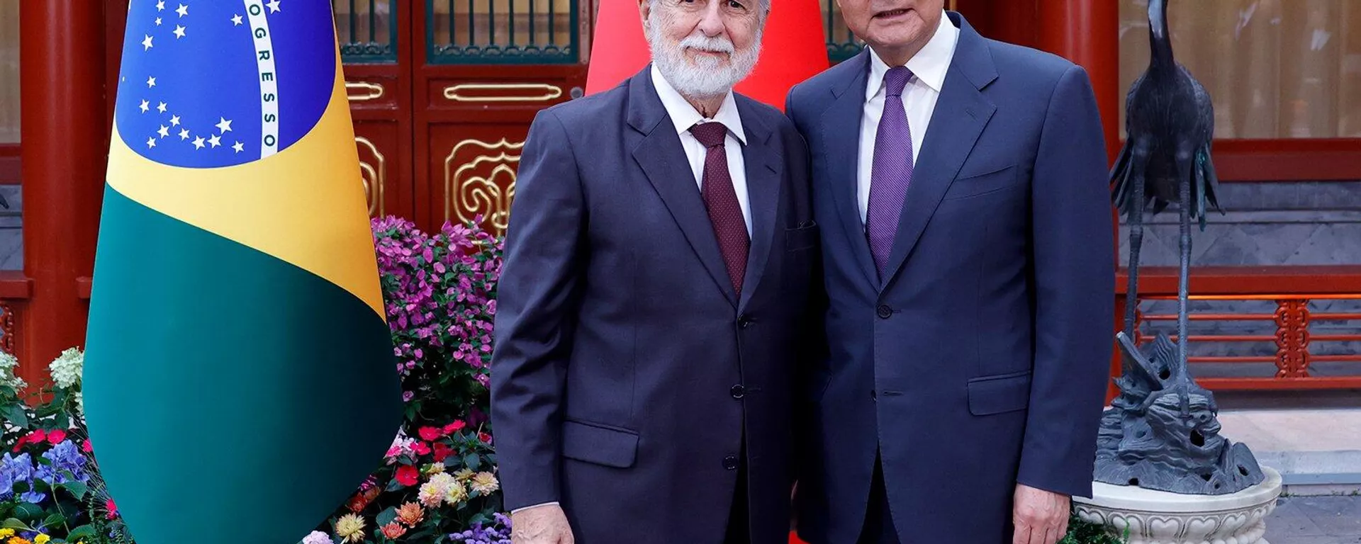 El asistente especial del presidente de Brasil para Asuntos Internacionales, Celso Amorim, y el ministro de Exteriores de China, Wang Yi, el 23 de mayo, 2024 - Sputnik Mundo, 1920, 23.05.2024