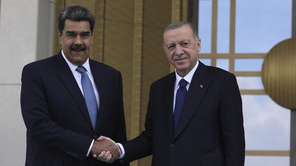 El presidente turco, Recep Tayyip Erdogan, y el presidente de Venezuela, Nicolás Maduro, durante una ceremonia de bienvenida en Ankara, Turquía - Sputnik Mundo