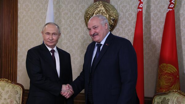 El presindente de Rusia, Vladímir Putin, con su homólogo bielorruso, Alexander Lukashenko - Sputnik Mundo