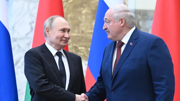 El presidente de Rusia, Vladímir Putin, con su homólogo bielorruso, Alexandr Lukashenko, el 24 de mayo de 2024  - Sputnik Mundo