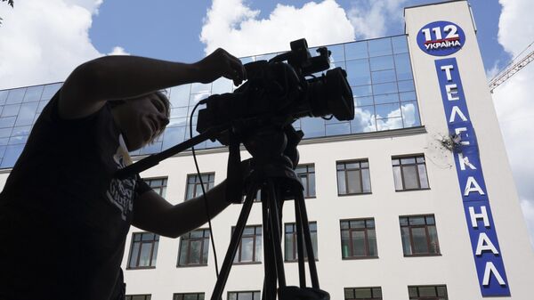 Un camarógrafo coloca su cámara frente al edificio del canal de televisión ucraniano 112 TV en Kiev, el 13 de mayo, 2019 - Sputnik Mundo