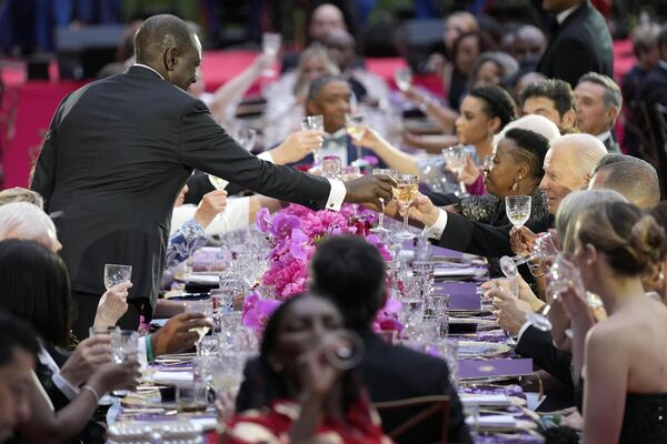 El presidente de Kenia, William Ruto, brindando durante una cena con el presidente de EEUU, Joe Biden, en la Casa Blanca. - Sputnik Mundo