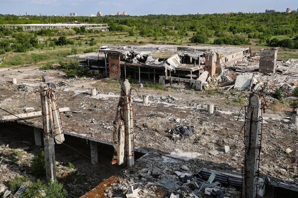 El aeropuerto de Donetsk destruido.  Los encarnizados combates por el aeropuerto entre las tropas de la república popular de Donetsk y las FFAA de Ucrania comenzaron en mayo de 2014, y terminaron en enero de 2015, cuando este pasó al control de los rebeldes de Donetsk. Como resultado de meses de combates, los edificios y estructuras del aeropuerto quedaron completamente destruidos. - Sputnik Mundo