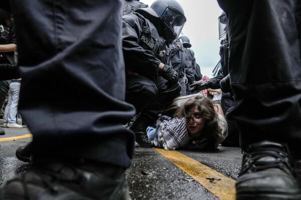 La Policía detiene a una manifestante pro-Palestina durante una protesta en Berlín. - Sputnik Mundo