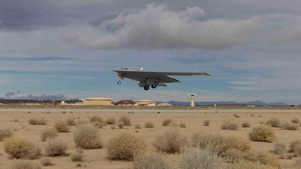 Un B-21 Raider realiza pruebas de vuelo sobre la Base Aérea de Edwards, California, EEUU, en mayo de 2024 - Sputnik Mundo