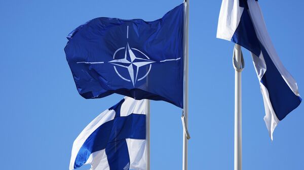 Banderas de la OTAN y Finlandia - Sputnik Mundo