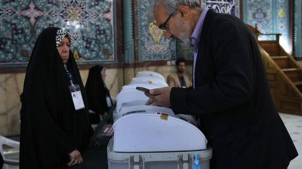 Hombre participa en la segunda vuelta parlamentaria en Irán - Sputnik Mundo