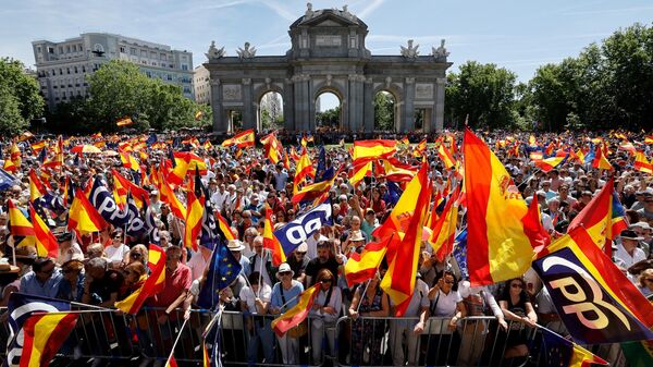 Decenas de miles de españoles protestan contra el primer ministro en Madrid - Sputnik Mundo