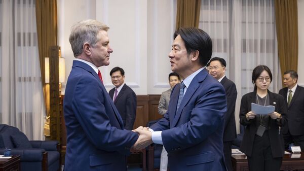 Michael McCaul, el presidente del Comité de Asuntos Exteriores de la Cámara de Representantes de Estados Unidos, y  Lai Ching-te, jefe de la Administración de la isla de Taiwán - Sputnik Mundo