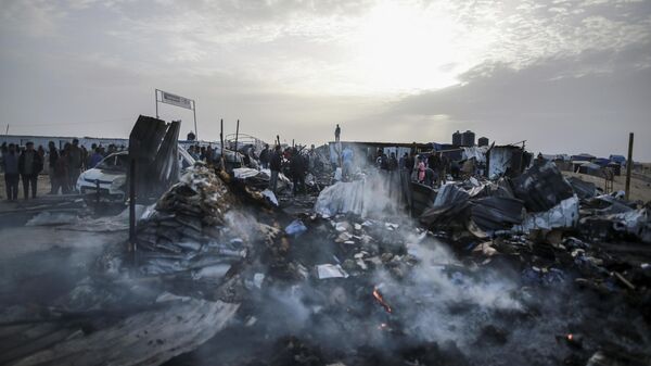 La ofensiva aérea de Israel sobre un campamento en la ciudad palestina de Rafah - Sputnik Mundo