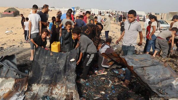 Israel lanzó un ataque aéreo contra un campo de desplazados en el noroeste de la ciudad de Rafah, al sur de la Franja de Gaza, asesinando al menos a 45 personas.  - Sputnik Mundo