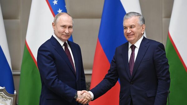 El presidente ruso, Vladímir Putin, y su homólogo uzbeko, Shavkat Mirziyóyev - Sputnik Mundo